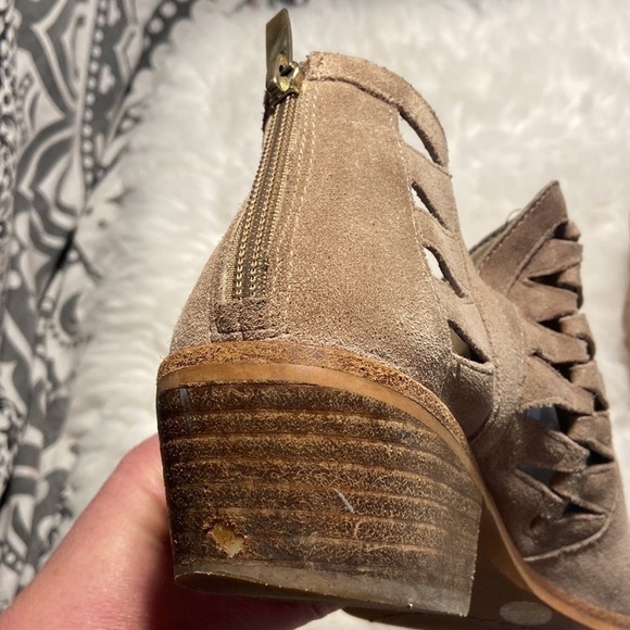 Vince Camuto Peera Tan Suede Western Cut Out Bootie size 8.5 back zipper - Picture 10 of 10